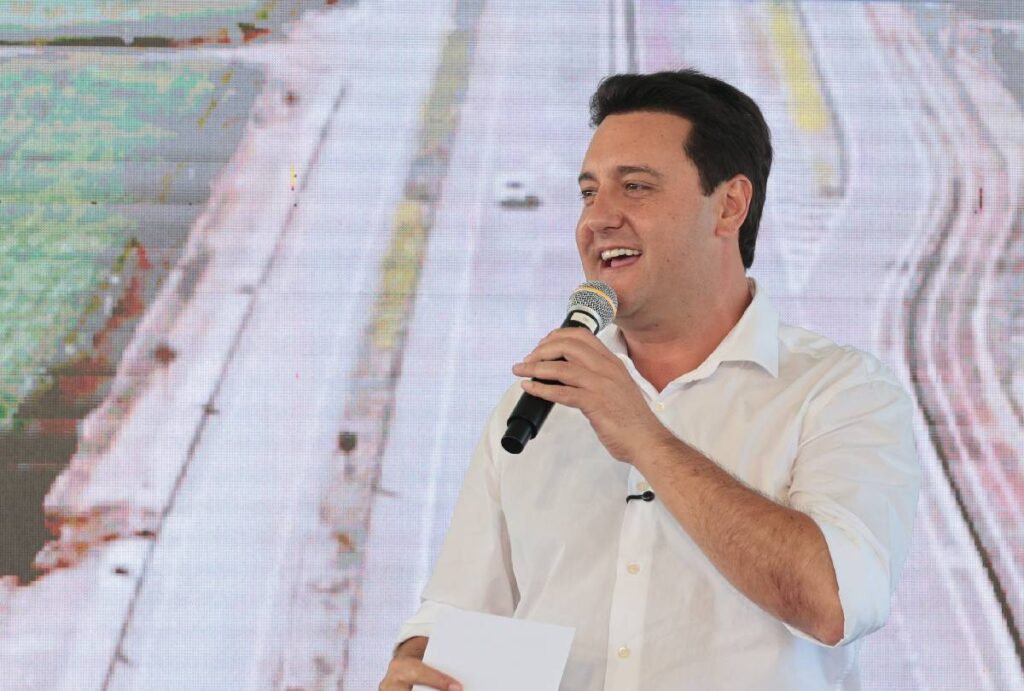 Governador do Paraná Carlos Massa Ratinho Junior anunciando investimentos