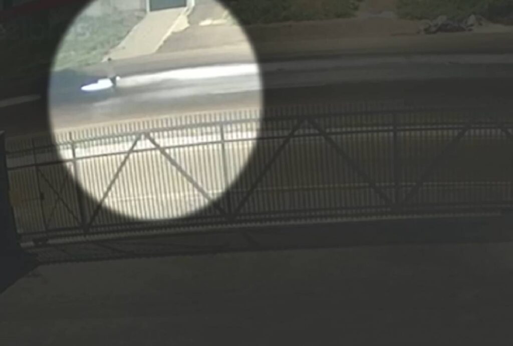 Imagem congelada do vídeo com carro prestes a atingir pedestre atropelado na BR-376