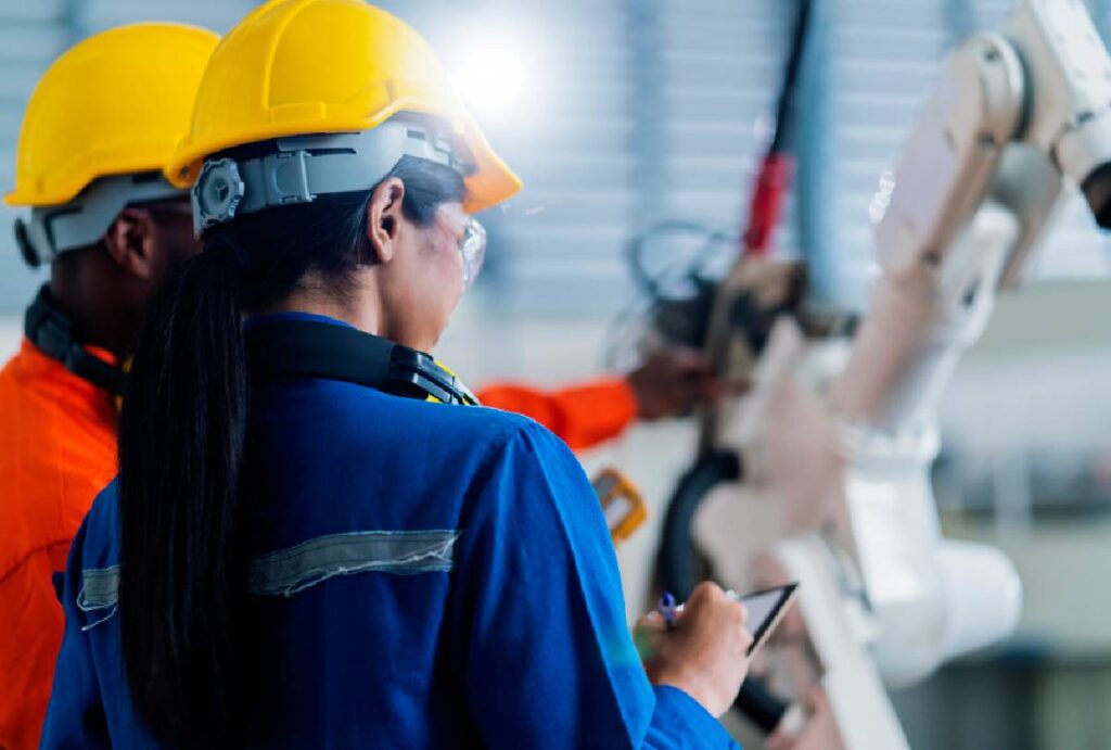 Mulheres trabalhando em indústria com foco em automação