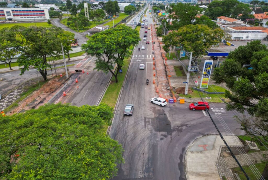 Avenida com bloqueio parcial.