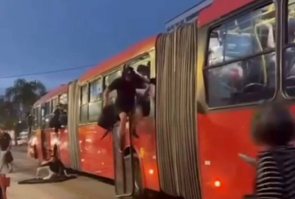 biarticulado-curitiba-fumaca