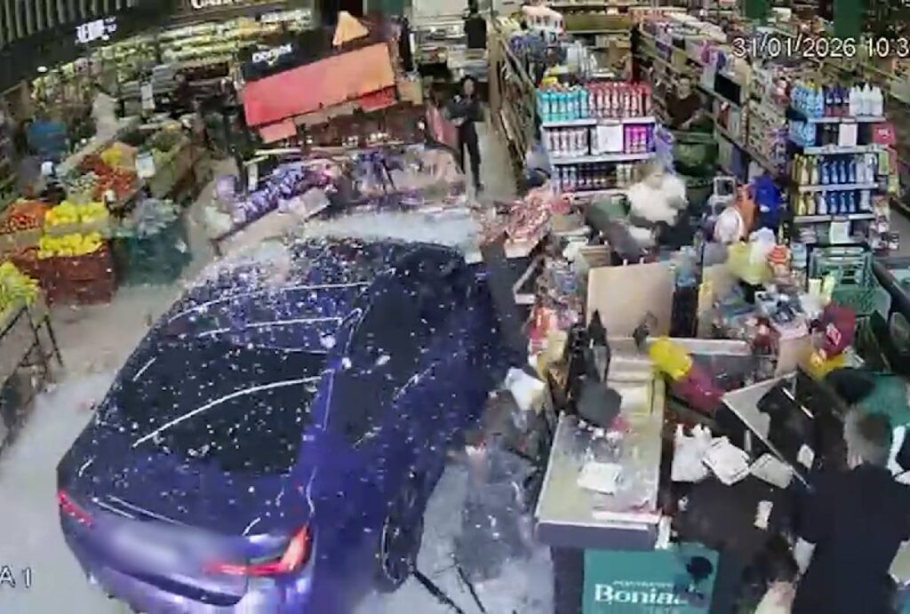 Câmera de segurança de carro invadindo supermercado em Cascavel no Paraná