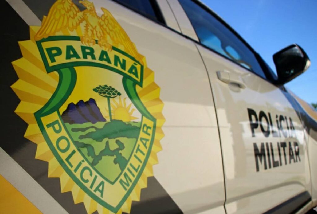 Viatura da Polícia Militar do Paraná com céu azul ao fundo