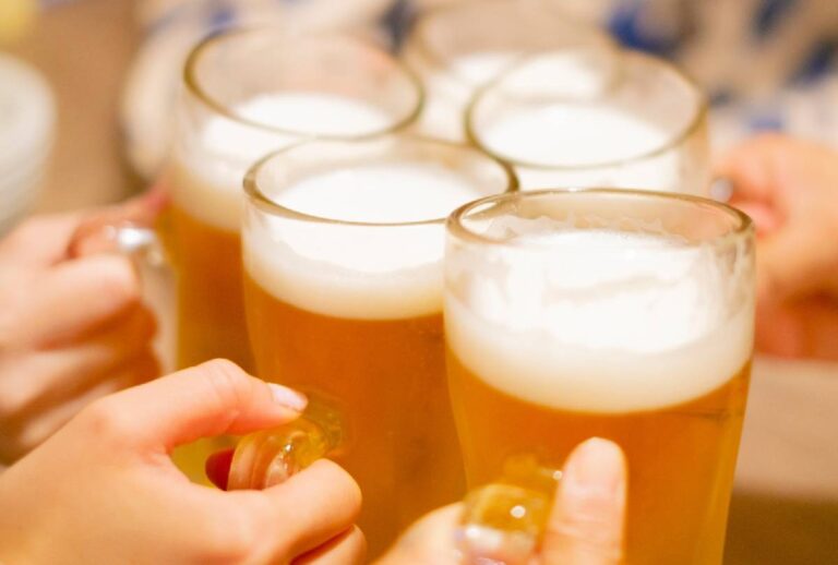 Grupo de amigos brindando com canecas de chope