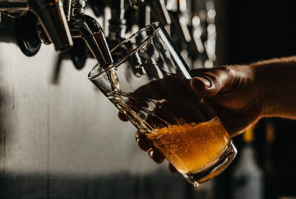 Chope sendo servido em um copo