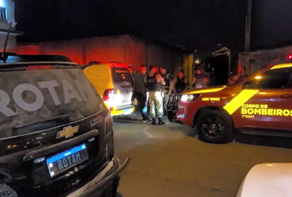 Movimentação de viaturas em local de crime em Colombo