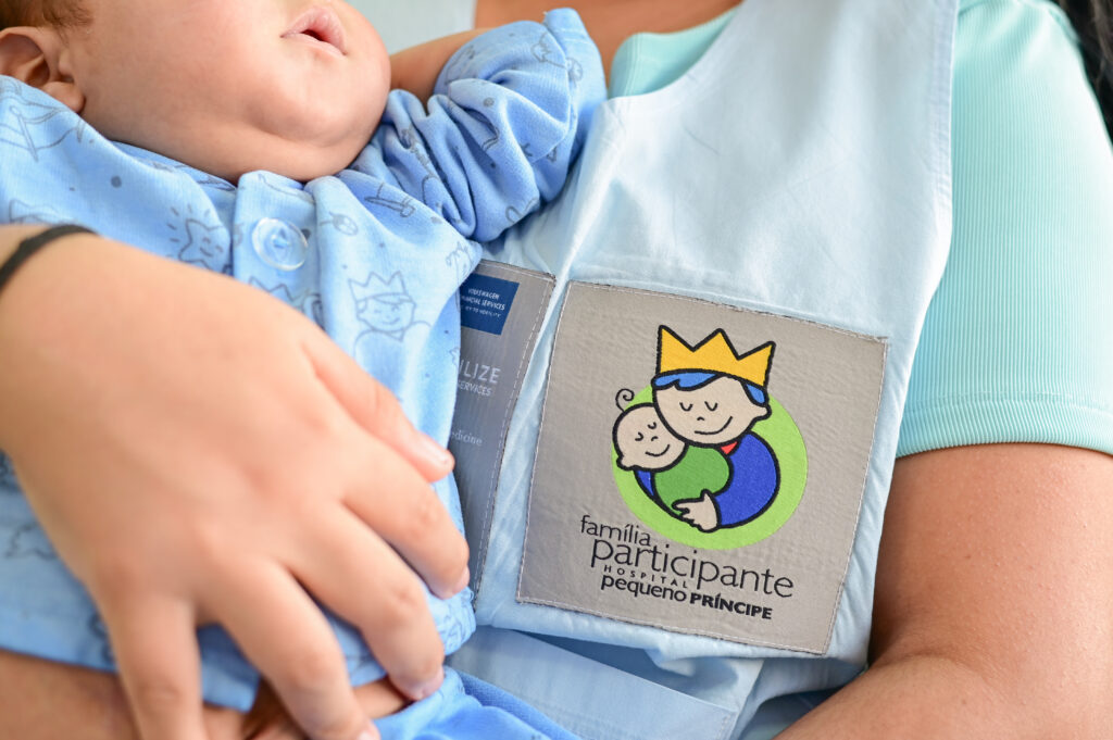 Arcangel no colo da mãe no Hospital Pequeno Príncipe, em Curitiba.