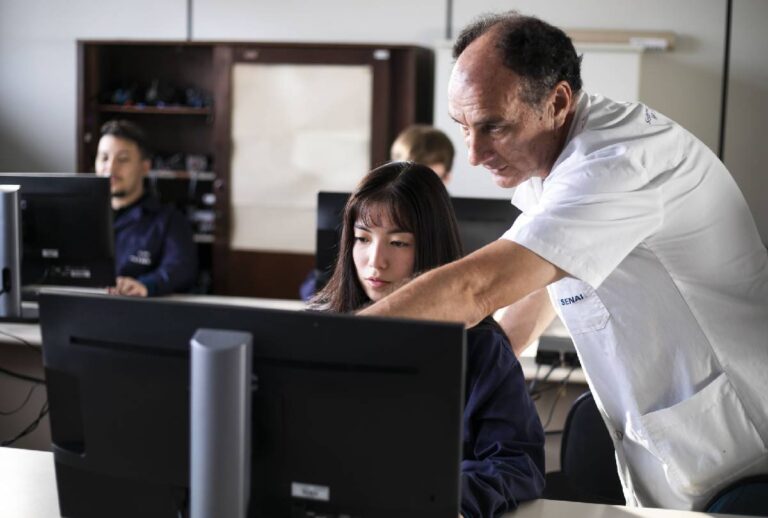 Professor dando aula no curso de desenvolvimento de sistemas do Senai