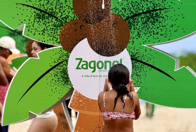 Veranistas usando ducha Zagonel em Matinhos, no Litoral do Paraná