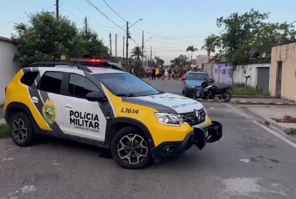 Viatura da PMPR em frente à cena do crime.