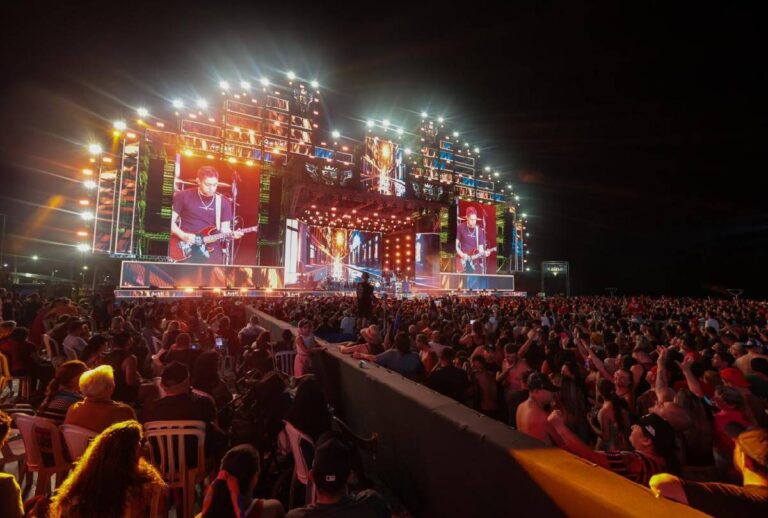 Show de Edson e Hudson em Matinhos, durante o Verão Maior Paraná