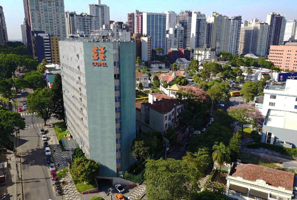 Prédio da Copel em visão vertical.