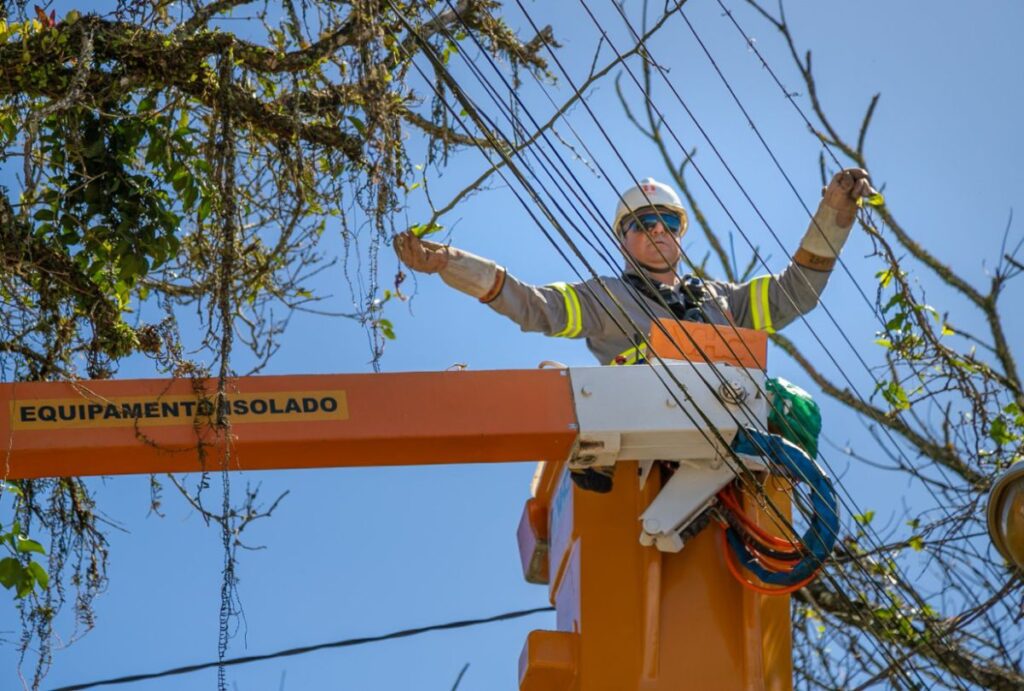 Funcionário da Copel trabalhando