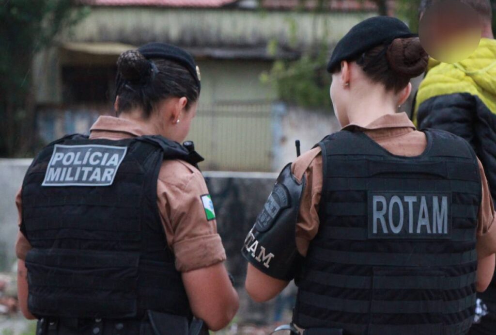 Policias militares femininas abordando suspeito