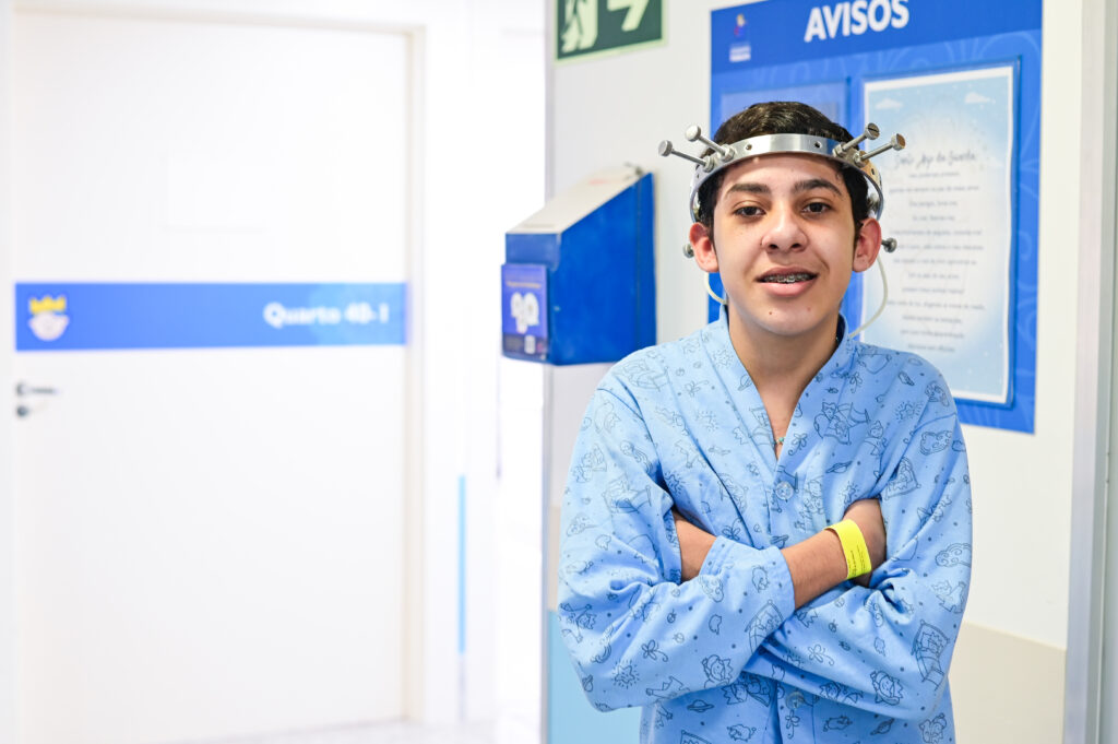 Higor de pé no Hospital Pequeno Príncipe, em Curitiba.