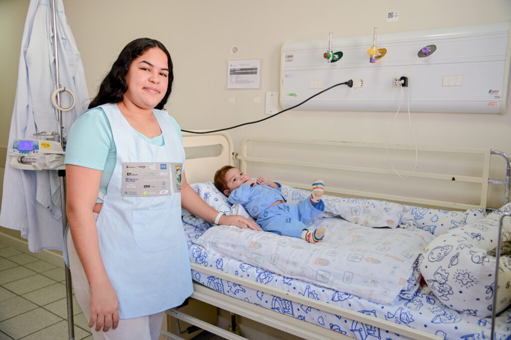 Arcangel deitado na maca ao lado da mãe no Hospital Pequeno Príncipe, em Curitiba.