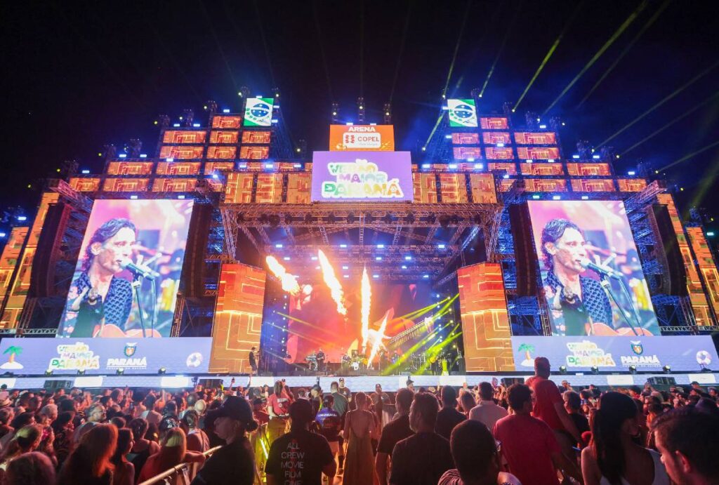 Palco do Verão Maior Paraná em Matinhos com a banda Gipsy King