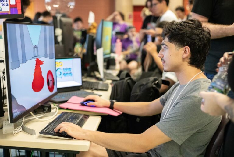 Jovem desenvolve jogo em computador.