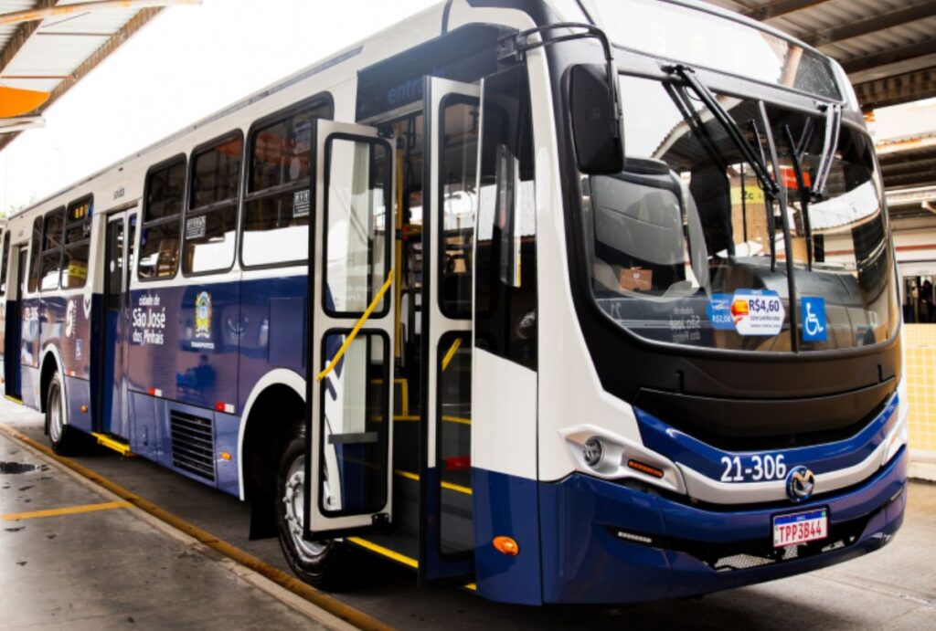 Ônibus parado no terminal em São José dos Pinhais