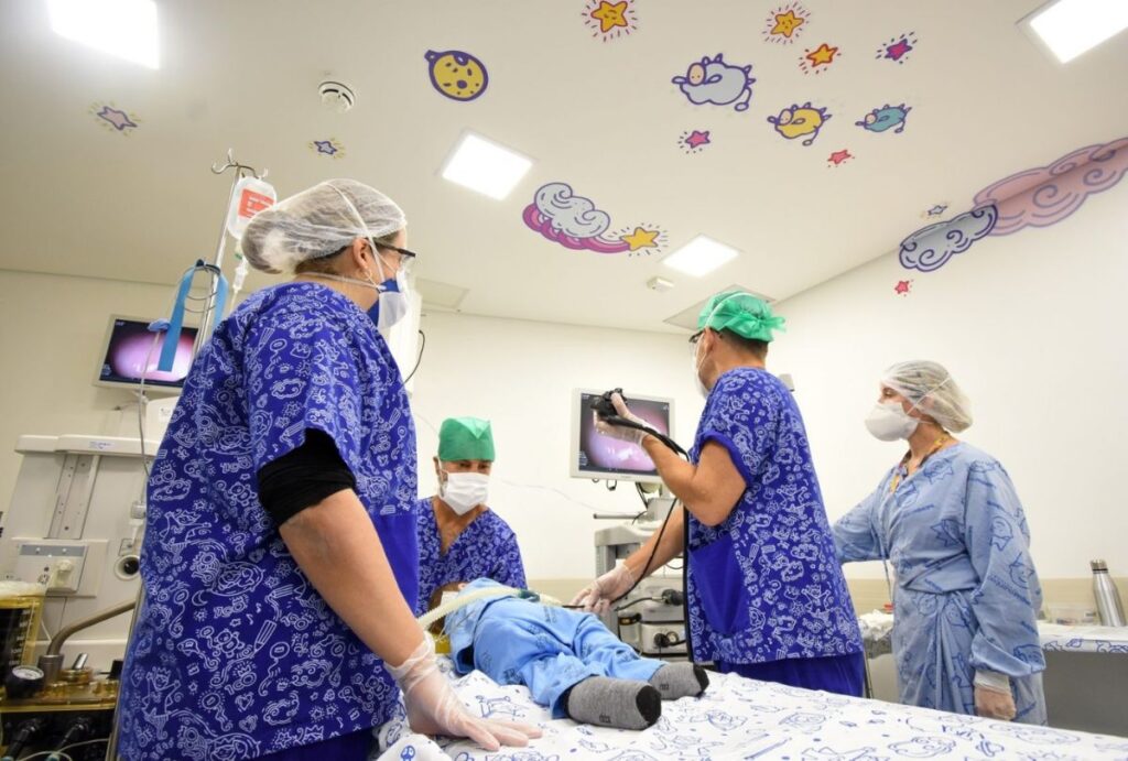 Profissionais da saúde atendendo um paciente no hospital