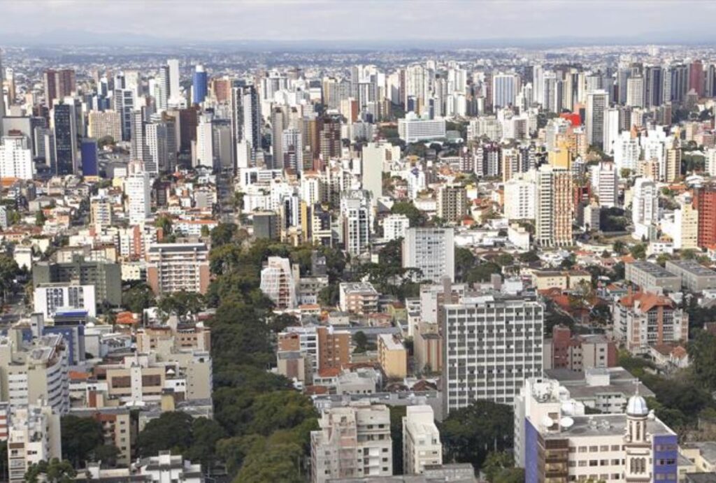 Curitiba vista de cima, com diversos prédios