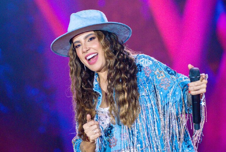 Lauana Prado, cantora sertaneja que anunciou que está grávida durante show