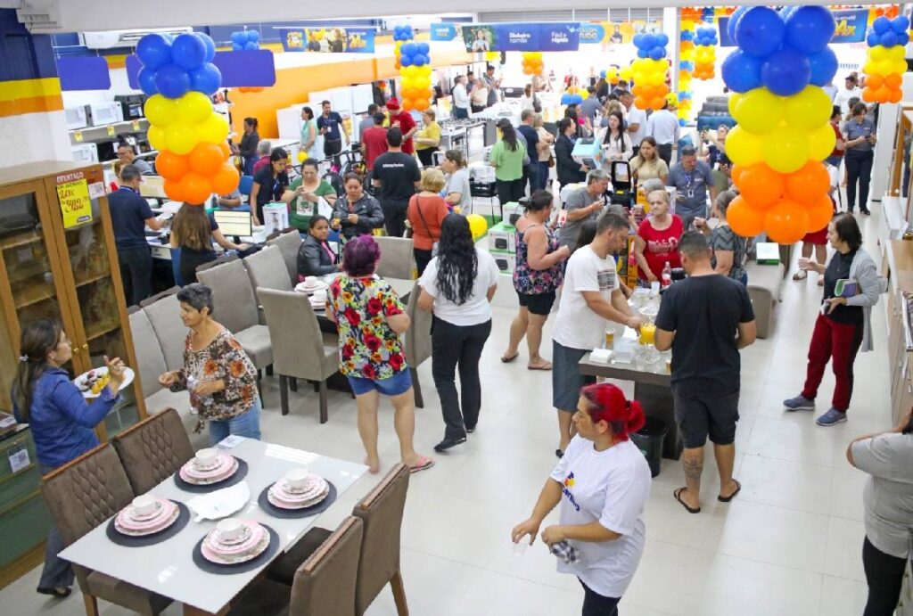 Clientes fazendo compras em loja de eletrodomésticos