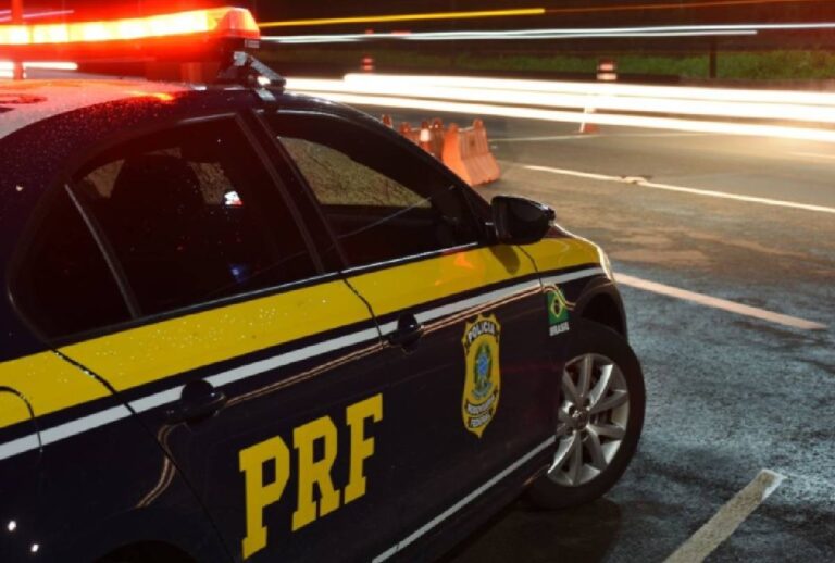 Viatura da PRF com sirene ligada fazendo patrulhamento em rodovia