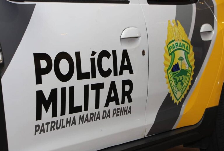 Visão lateral da viatura da Patrulha Maria da Penha, da Polícia Militar do Paraná