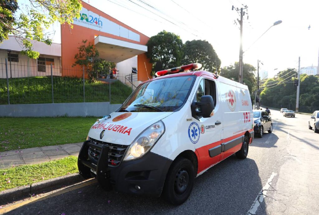 Ambulância da Prefeitura de Curitiba estacionada em frente a uma UPA