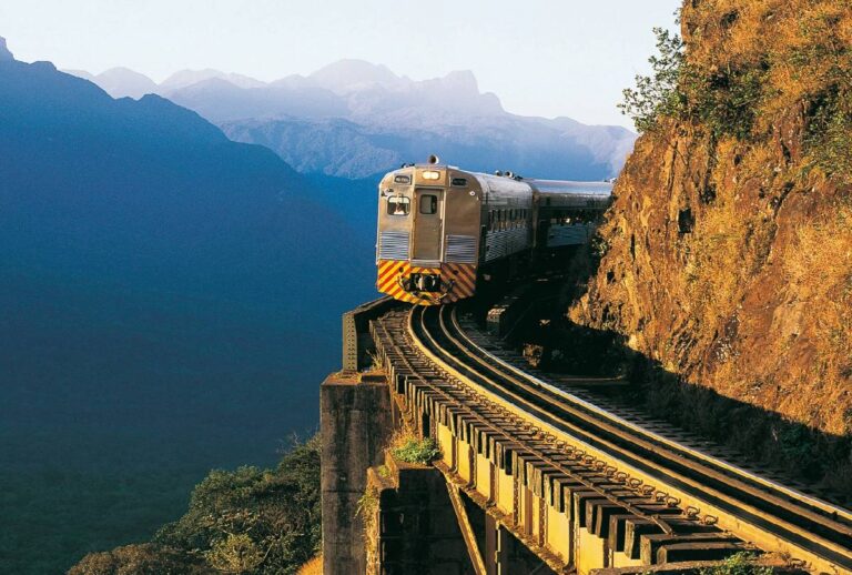 Trem da Serra Verde Express durante passeio entre Curitiba e Morretes