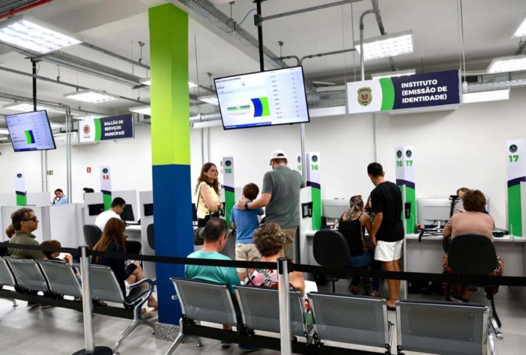 Pessoas esperando atendimento em agência do Poupatempo.