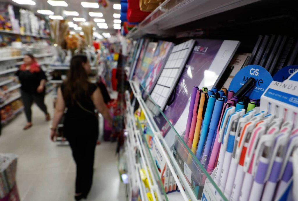 Loja de materiais escolares com clientes desfocados ao fundo