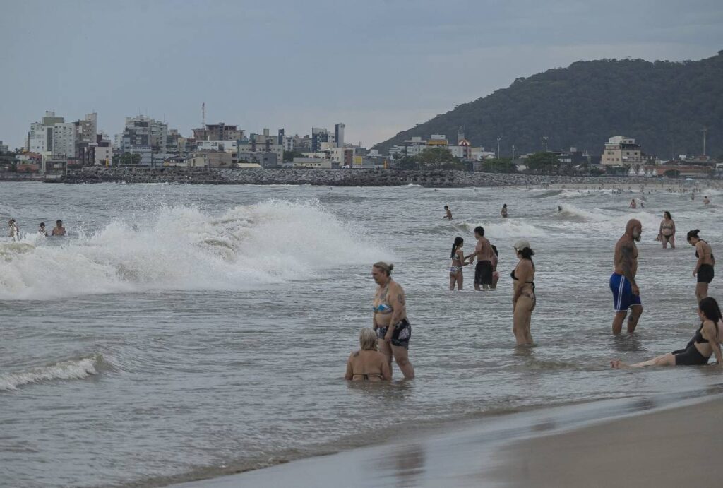 Pessoas no mar no Litoral do Paraná.