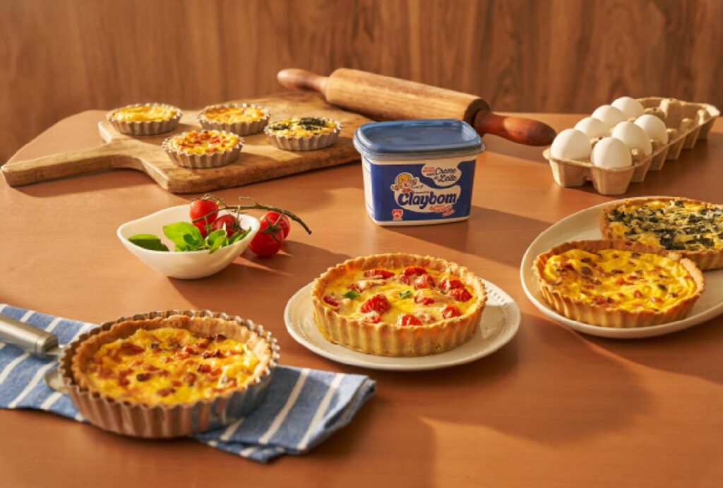 Receita de quiches individuais com recheio de espinafre com ricota, caprese e bacon com queijo