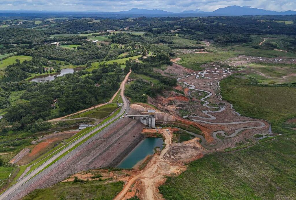 Imagem aérea do reservatório Miringuava, em Curitiba