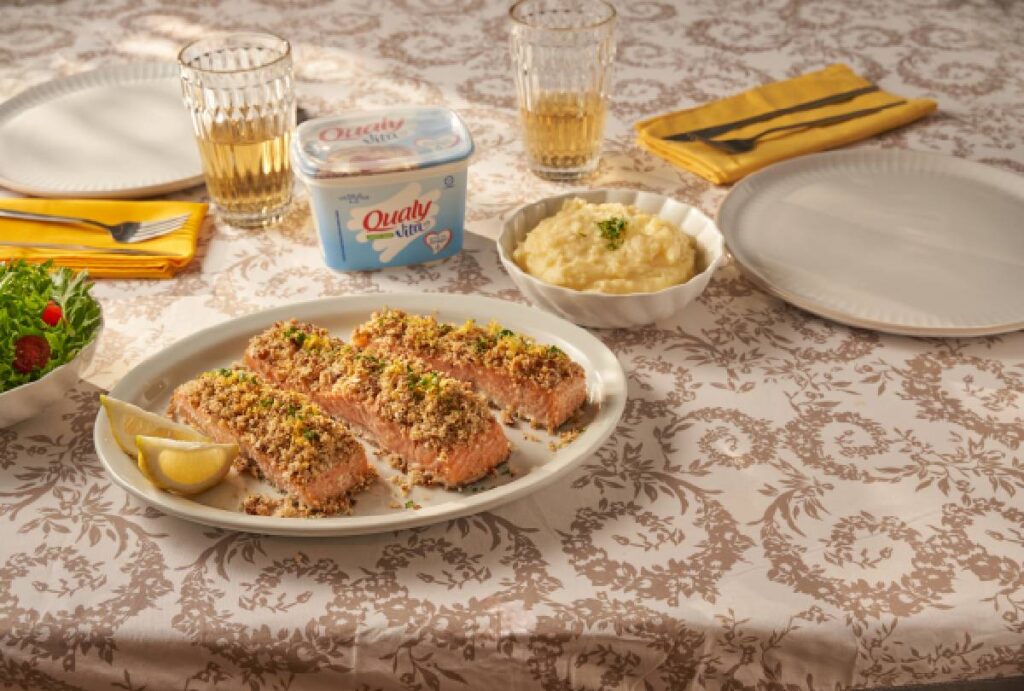 Salmão com crosta de amêndoas e limão acompanhado de purê de batatas