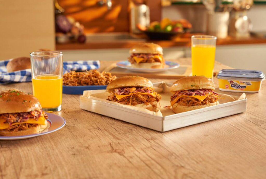 Receita de sanduíche de frango desfiado de travessa com ingredientes e modo de preparo