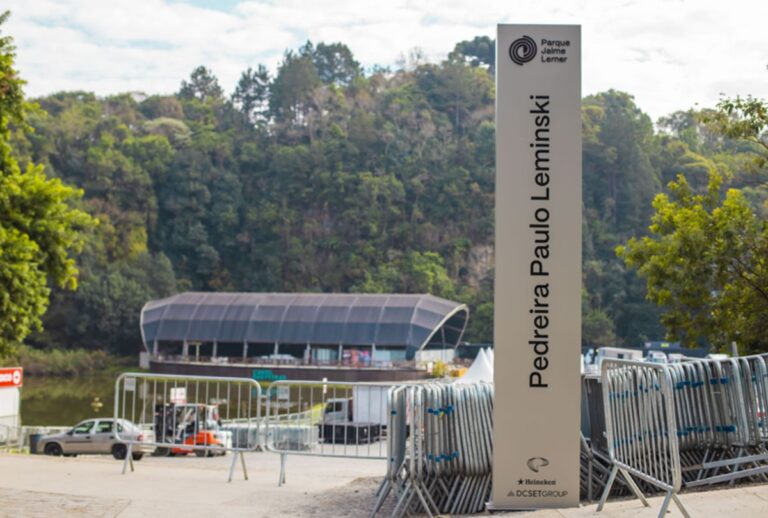 Entrada da Pedreira Paulo Leminski com a Ópera de Arame ao fundo.