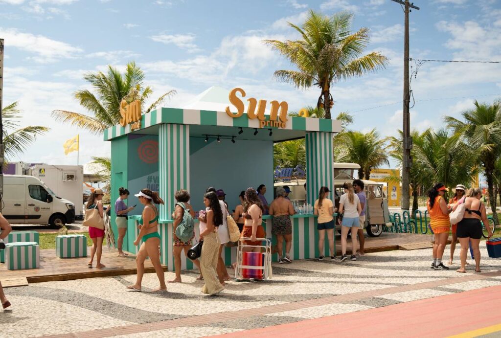 Turistas visitando quiosque na praia de Matinhos, no Litoral do Paraná