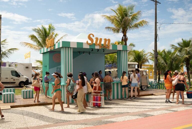 Turistas visitando quiosque na praia de Matinhos, no Litoral do Paraná
