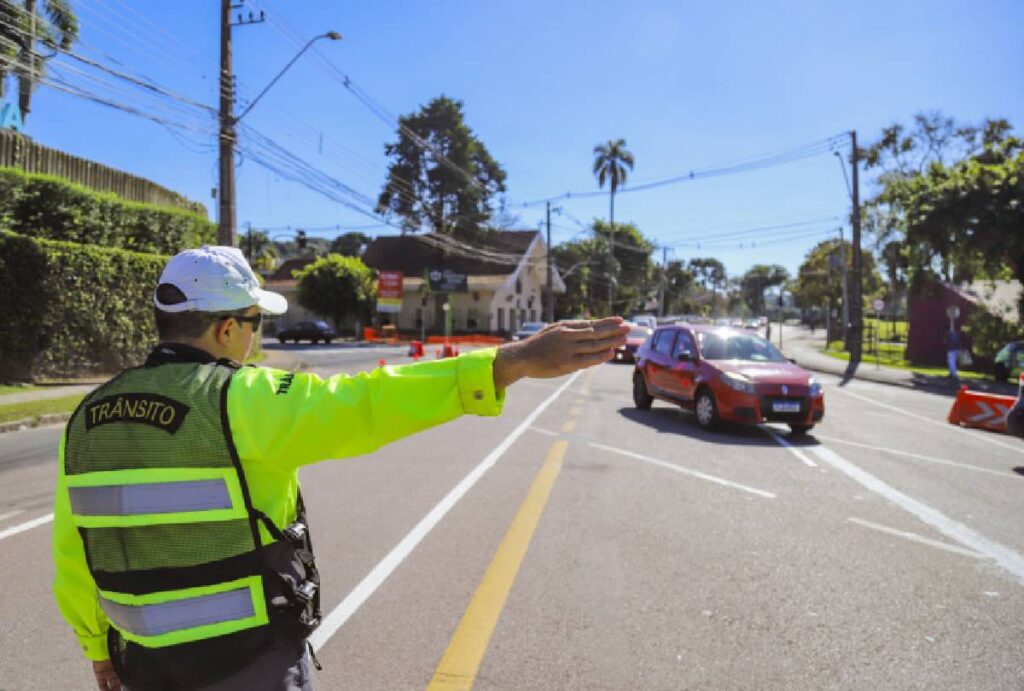 Guarda de trânsito orientando motoristas.