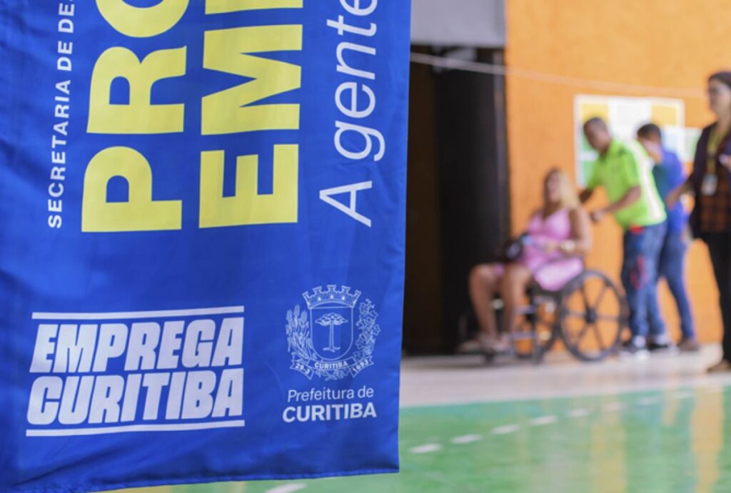 Cartaz do Emprega Mais Curitiba