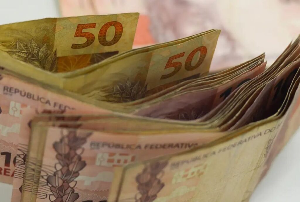 Notas de R$ 50 e R$ 10