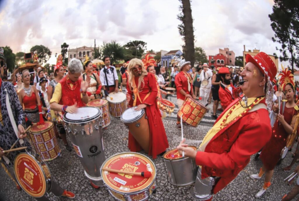 Fanfarra de bloquinho no pré-carnaval de Curitiba.