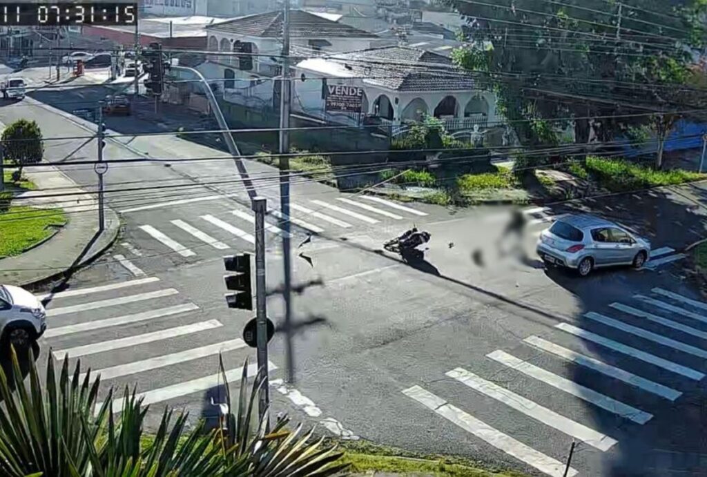 Imagens de um acidente entre carro e moto