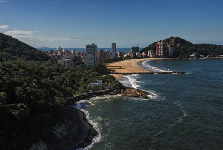 Praia do Paraná vista de cima.