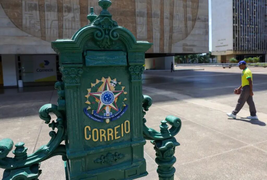 Caixa de correio antiga na rua.