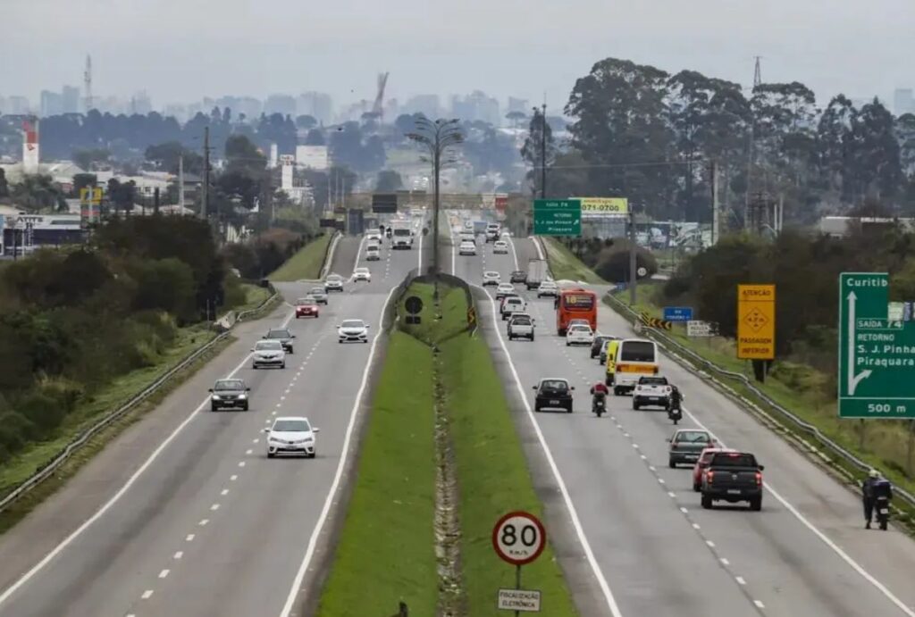 Veículos trafegando em uma rodovia