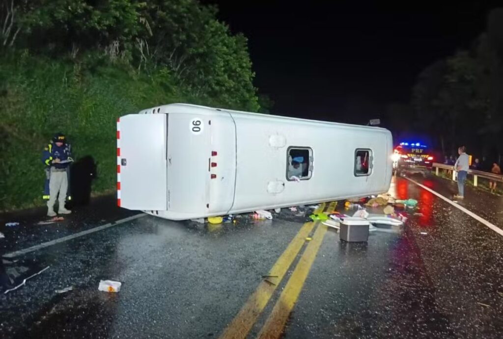 Ônibus que tombou na BR-277